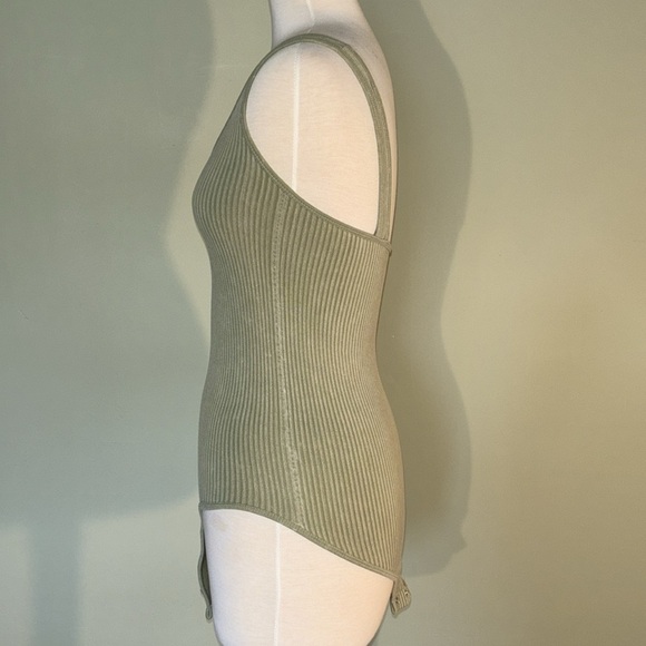AURA sage green ribbed snap sleeveless tank bodysuit in women’s small/medium - Picture 4 of 7